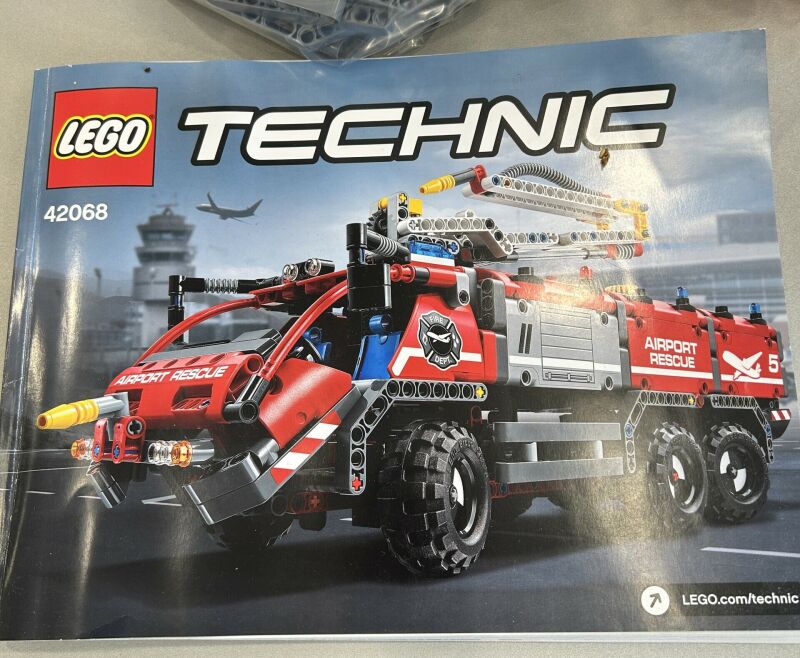 TE KOOP : Set 42068, airport rescue vehicle, 2 sets in 1, 1094 steentjes